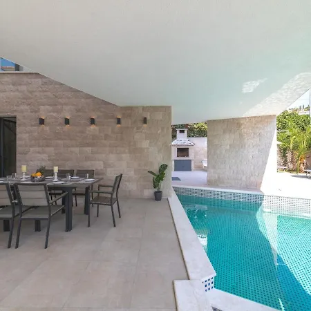 Luxury 3 With Private Pool, Jacuzzi And Gym By The On Ciovo - Okrug Donji Villa