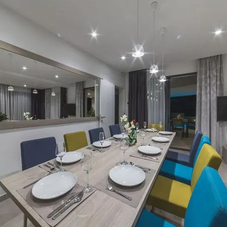 Luxury 3 With Private Pool, Jacuzzi And Gym By The On Ciovo - Okrug Donji Trogir