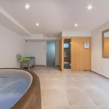 Luxury 3 With Private Pool, Jacuzzi And Gym By The On Ciovo - Okrug Donji Villa