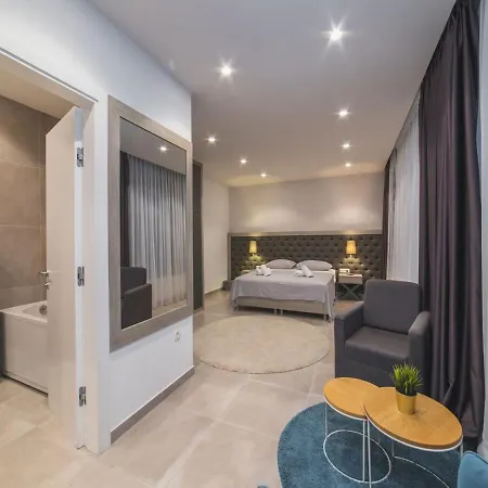 Luxury 3 With Private Pool, Jacuzzi And Gym By The On Ciovo - Okrug Donji Villa Trogir