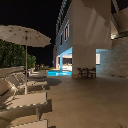 Luxury 3 With Private Pool, Jacuzzi And Gym By The On Ciovo - Okrug Donji * Trogir
