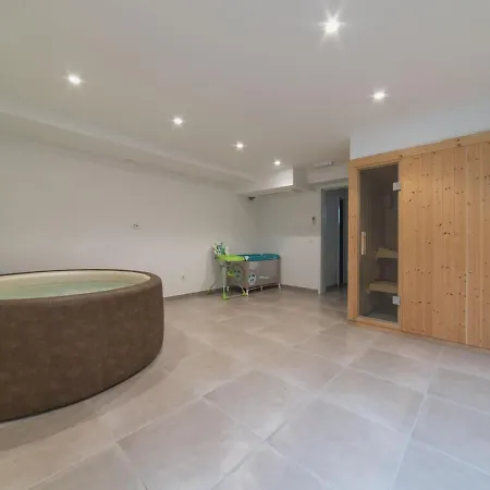 Villa Luxury 3 With Private Pool, Jacuzzi And Gym By The On Ciovo - Okrug Donji *