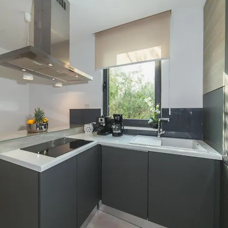 Luxury 3 With Private Pool, Jacuzzi And Gym By The On Ciovo - Okrug Donji Villa *